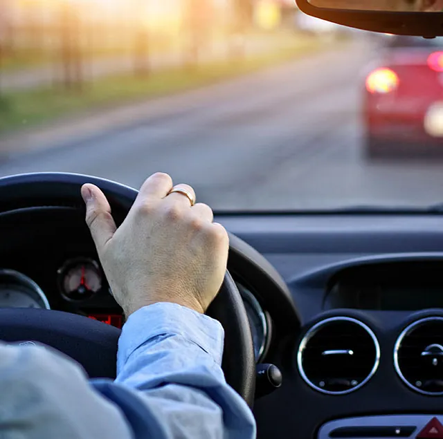 Platzhalterbild Hand am Lenkrad